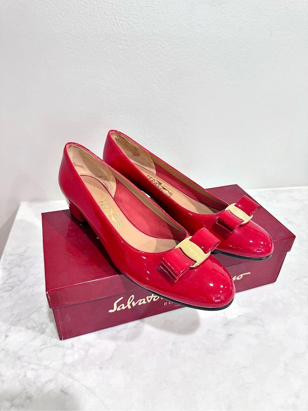Salvatore Ferragamo Vara Bow Patent Low Block Heel Pumps Bow Pumps Red US 9 B